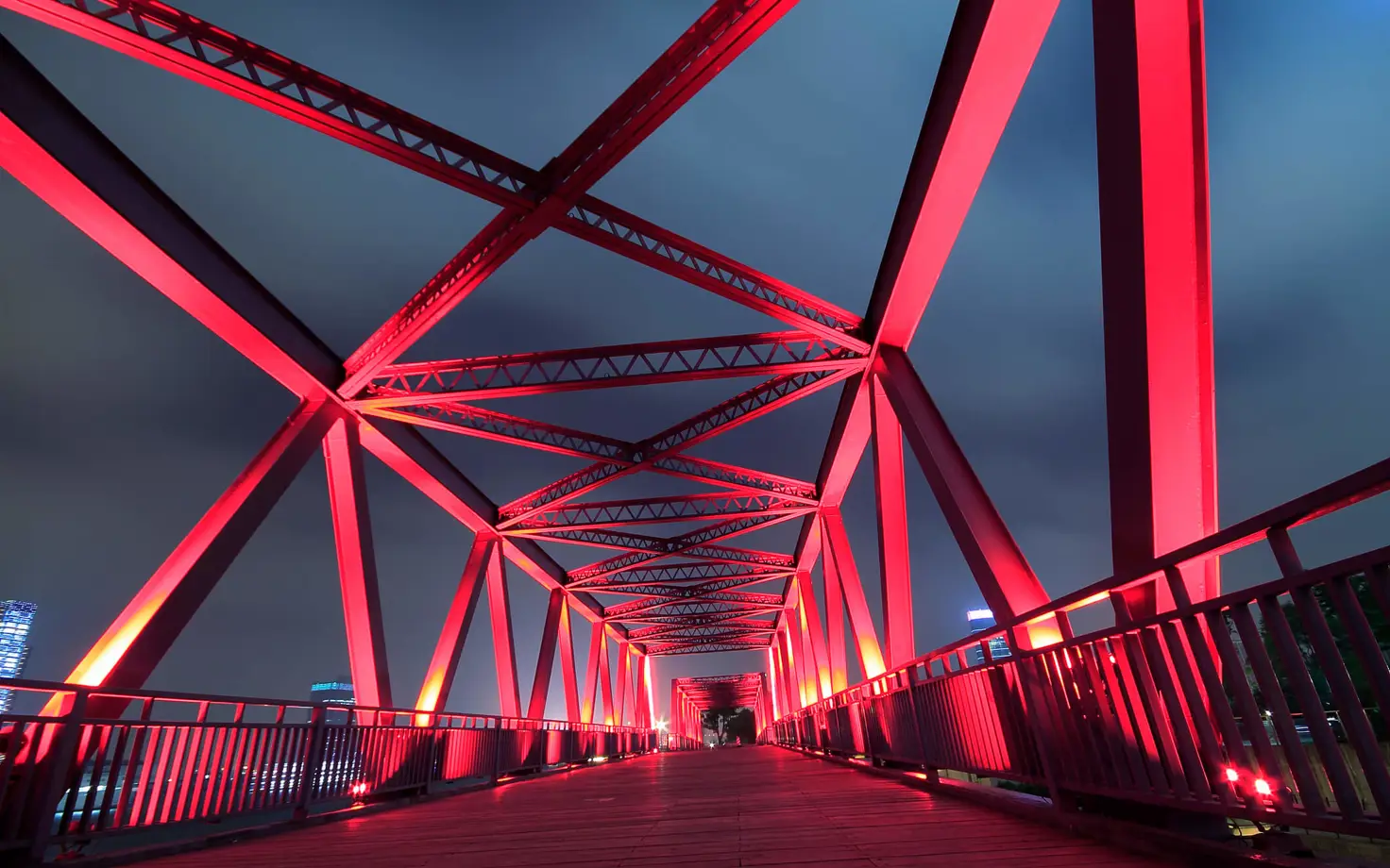 Polyurethane-coated steel infrastructure with brilliant finish